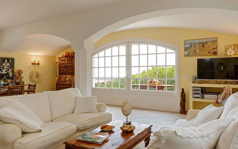 Villa Muneca: Meubilair, Interieur Ontwerp, Bankstel, Muur, Flooring, Hout, Plafond, Verdieping, Woonkamer, Tafel