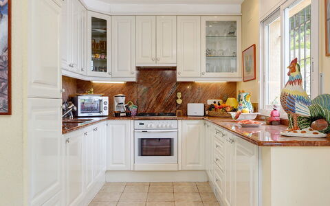 Villa Muneca: Keuken, Toestel Van De Keuken, Countertop, Cabinetry, Major Appliance, Interieur Ontwerp, Meubilair, Flooring, Huis, Verlichting