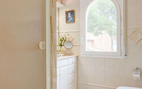 Villa Muneca: Muur, Loodgieterswerkinrichting, Interieur Ontwerp, Wastafel In De Badkamer, Flooring, Badkamerkast, Badkamer, Verdieping, Wastafel, Spiegel