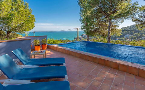 Villa Susanna: Blauw, Water, Zwembad, Toevlucht, Buitenmeubels, Eco Hotel, Schaduw, Vrije Tijd, Balkon, Stoel