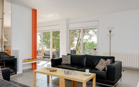 Villa Susanna: Meubilair, Interieur Ontwerp, Flooring, Verdieping, Bankstel, Muur, Woonkamer, Hout, Plafond, Kamer