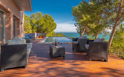 Villa Susanna: Hout, Meubilair, Buitenmeubels, Kust En Oceanic Landvormen, Stoel, Zee, Dek, Schaduw, Houten Vloer, Hardwood