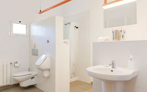 Villa Susanna: Wastafel In De Badkamer, Loodgieterswerkinrichting, Badkamer, Wc Bril, Muur, Flooring, Verdieping, Toilet, Interieur Ontwerp, Wastafel