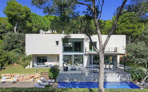 Villa Luminosa: Woongebied, Huis, Huis, Landgoed, Stedelijk Ontwerp, Appartement, Balkon, Schaduw, Landscaping, Villa