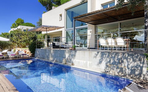 Villa Luminosa: Zwembad, Toevlucht, Woongebied, Samengesteld Materiaal, Huis, Buitenmeubels, Eco Hotel, Schaduw, Landgoed, Appartement