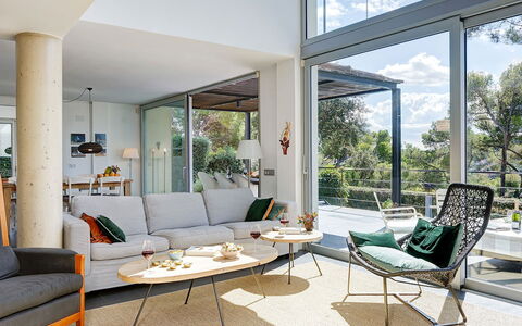 Villa Luminosa: Meubilair, Stoel, Bankstel, Interieur Ontwerp, Flooring, Woonkamer, Tafel, Verdieping, Huis