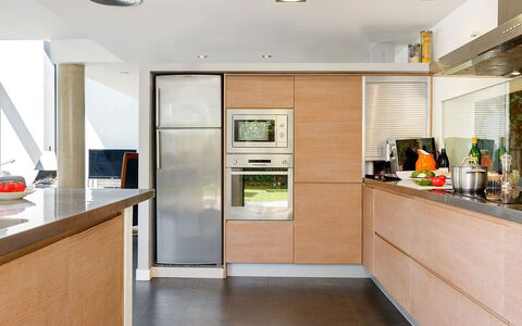 Villa Luminosa: Keuken, Meubilair, Toestel Van De Keuken, Countertop, Interieur Ontwerp, Cabinetry, Flooring, Major Appliance, Hout, Huishoudapparatuur
