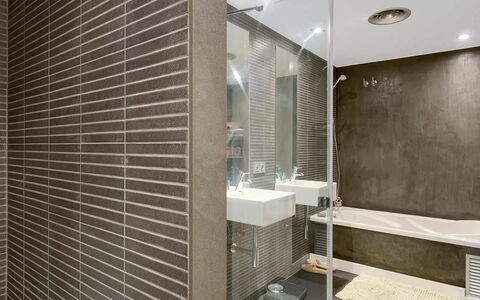 Villa Luminosa: Muur, Flooring, Loodgieterswerkinrichting, Badkamer, Interieur Ontwerp, Verdieping, Plafond, Tegel, Loodgieter, Kraan