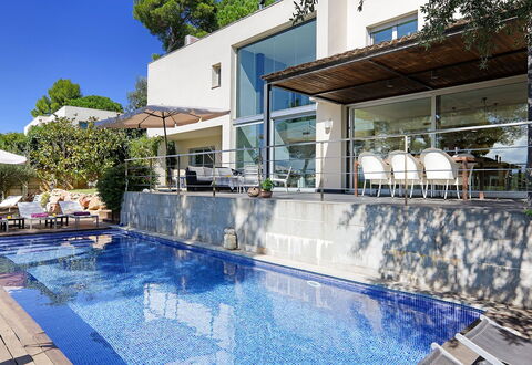 Villa Luminosa: Zwembad, Toevlucht, Woongebied, Samengesteld Materiaal, Huis, Buitenmeubels, Eco Hotel, Schaduw, Landgoed, Appartement