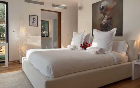 Villa the Marvel: Bed, Meubilair, Interieur Ontwerp, Bedding, Verdieping, Slaapkamer, Flooring, Laken, Muur, Kamer