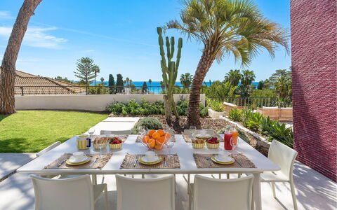 Villa Rebecca: Meubilair, Tafel, Stoel, Buitenmeubels, Buitentafel, Tuin, Keuken En Eettafel, Schaduw, Landscaping