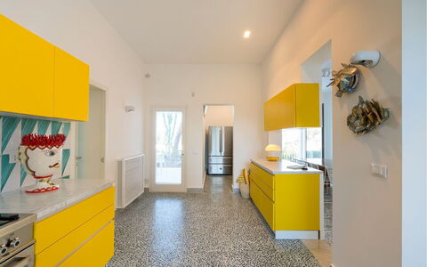 Villa Rebecca: Flooring, Keuken, Interieur Ontwerp, Geel, Verdieping, Plafond, Countertop, Major Appliance, Cabinetry, Toestel Van De Keuken