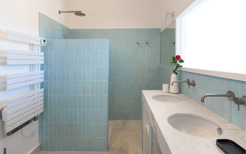 Villa Rebecca: Muur, Flooring, Verdieping, Interieur Ontwerp, Loodgieterswerkinrichting, Tegel, Badkamer, Samengesteld Materiaal, Loodgieter, Ceramic