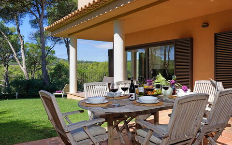 Villa Crab: Meubilair, Buitenmeubels, Stoel, Tafel, Buitentafel, Keuken En Eettafel, Schaduw, Patio, Tuin, Beits