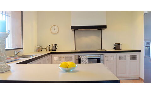Villa Crab: Keuken, Interieur Ontwerp, Toestel Van De Keuken, Countertop, Verlichting, Plafond, Huishoudapparatuur, Lichte Inrichting, Fornuis, Flooring