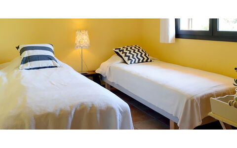 Villa Crab: Bed, Meubilair, Slaapkamer, Interieur Ontwerp, Bedding, Laken, Linens, Geel, Verdieping, Flooring