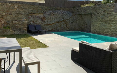 Villa Luisa: Zwembad, Buitenmeubels, Samengesteld Materiaal, Schaduw, Beton, Flagstone, Tegel, Backyard, Stoel, Toevlucht