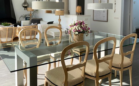 Villa Luisa: Meubilair, Hout, Tafel, Eetkamer, Keuken En Eettafel, Stoel, Interieur Ontwerp, Flooring, Verdieping, Beits