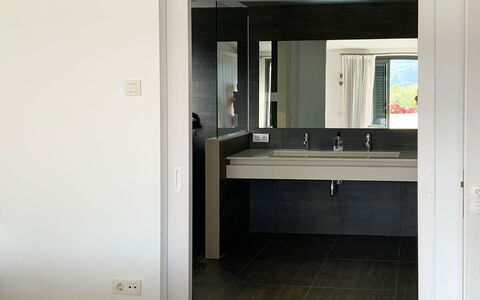 Villa Luisa: Loodgieterswerkinrichting, Interieur Ontwerp, Wastafel In De Badkamer, Flooring, Badkamer, Wastafel, Verdieping, Kraan, Loodgieter, Huis