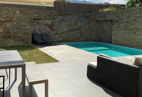 Villa Luisa: Zwembad, Buitenmeubels, Samengesteld Materiaal, Schaduw, Beton, Flagstone, Tegel, Backyard, Stoel, Toevlucht