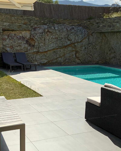 Villa Luisa: Zwembad, Buitenmeubels, Samengesteld Materiaal, Schaduw, Beton, Flagstone, Tegel, Backyard, Stoel, Toevlucht