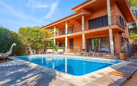 Villa Tamariu: Zwembad, Toevlucht, Woongebied, Eco Hotel, Samengesteld Materiaal, Schaduw, Landgoed, Buitenmeubels, Hacienda, Villa