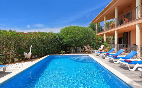 Villa Tamariu: Zwembad, Toevlucht, Buitenmeubels, Vrije Tijd, Vakantie, Eco Hotel, Villa, Ligstoel, Hacienda, Hotel