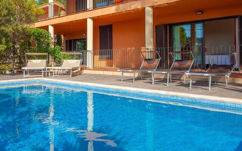 Villa Tamariu: Zwembad, Buitenmeubels, Toevlucht, Balkon, Eco Hotel, Appartement, Ligstoel, Schaduw, Stoel, Hotel