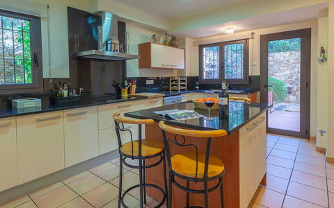 Villa Tamariu: Keuken, Countertop, Toestel Van De Keuken, Meubilair, Cabinetry, Interieur Ontwerp, Major Appliance, Flooring, Hout, Huishoudapparatuur