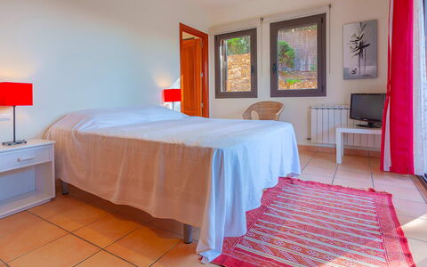Villa Tamariu: Meubilair, Bed, Interieur Ontwerp, Slaapkamer, Verdieping, Laken, Flooring, Hout, Bedding, Kamer