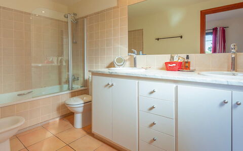 Villa Tamariu: Wastafel In De Badkamer, Loodgieterswerkinrichting, Badkamer, Wastafel, Flooring, Countertop, Cabinetry, Interieur Ontwerp, Badkamerkast, Verdieping