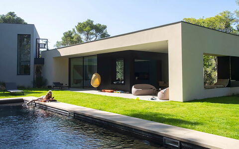 Villa Bamby: Huis, Woongebied, Tuin, Gazon, Landgoed, Landscaping, Schaduw, Backyard, Werf, Boerderij