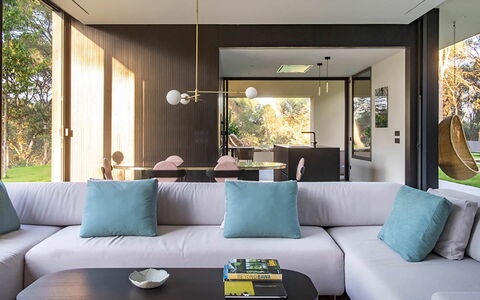 Villa Bamby: Meubilair, Interieur Ontwerp, Flooring, Bankstel, Muur, Verdieping, Woonkamer, Huis, Plafond, Tafel