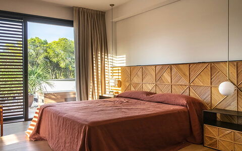Villa Bamby: Bed, Interieur Ontwerp, Meubilair, Slaapkamer, Bedding, Flooring, Laken, Verdieping, Hout, Plafond