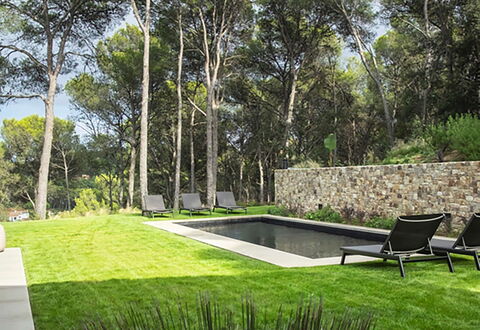 Villa Bamby: Tuin, Schaduw, Zwembad, Landscaping, Buitenmeubels, Gazon, Backyard, Werf, Ontwerp, Park