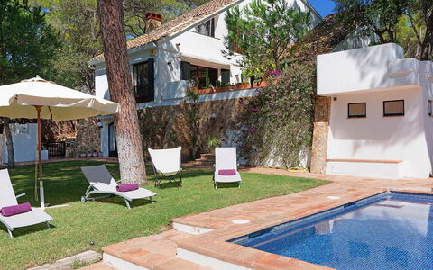Villa Cassiopea: Zwembad, Huis, Woongebied, Toevlucht, Huis, Meubilair, Schaduw, Landgoed, Hacienda, Villa
