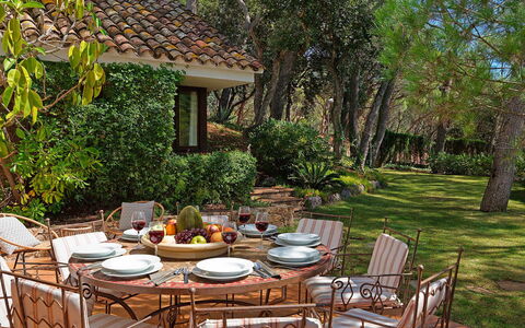 Villa Cassiopea: Meubilair, Tafel, Stoel, Buitenmeubels, Buitentafel, Tuin, Keuken En Eettafel, Backyard, Schaduw, Patio