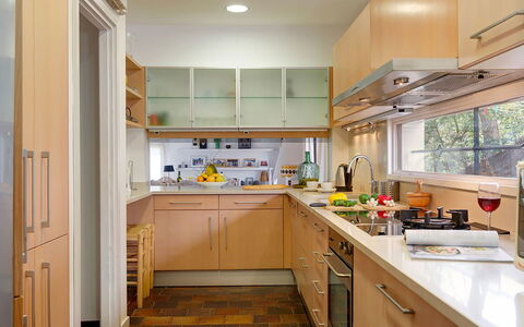 Villa Cassiopea: Toestel Van De Keuken, Keuken, Countertop, Cabinetry, Meubilair, Interieur Ontwerp, Major Appliance, Flooring, Hout, Huishoudapparatuur