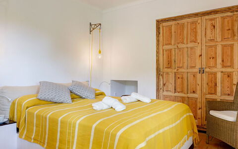 Villa Cassiopea: Meubilair, Bed, Interieur Ontwerp, Slaapkamer, Muur, Verdieping, Bedding, Flooring, Laken, Hout