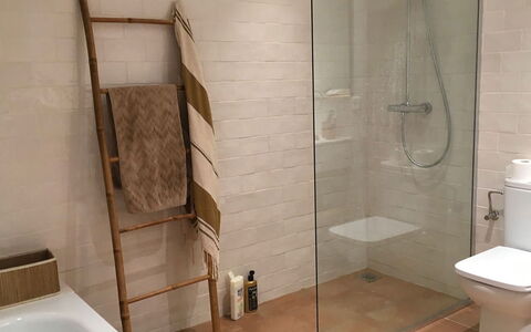 Villa Cassiopea: Flooring, Muur, Verdieping, Badkamer, Loodgieterswerkinrichting, Interieur Ontwerp, Tegel, Toilet, Loodgieter, Kamer