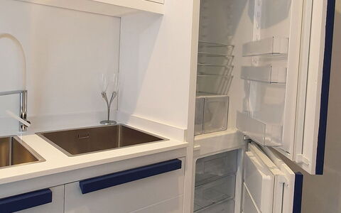 Casa Blue Dream: Flooring, Interieur Ontwerp, Verdieping, Huishoudapparatuur, Keuken, Toestel Van De Keuken, Major Appliance, Cabinetry, Countertop, Glas