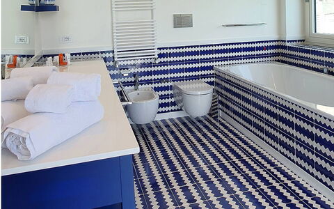 Casa Blue Dream: Blauw, Flooring, Verdieping, Interieur Ontwerp, Tegel, Samengesteld Materiaal, Ontwerp, Loodgieterswerkinrichting, Badkamer