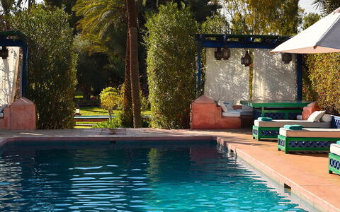 Villa the Garden: Blauw, Zwembad, Toevlucht, Buitenmeubels, Vrije Tijd, Meubilair, Schaduw, Eco Hotel, Ligstoel, Waterpartij