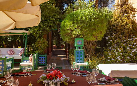 Villa the Garden: Meubilair, Tafel, Tafelkleed, Stoel, Linens, Buitentafel, Restaurant, Buitenmeubels, Tuin, Decoratie