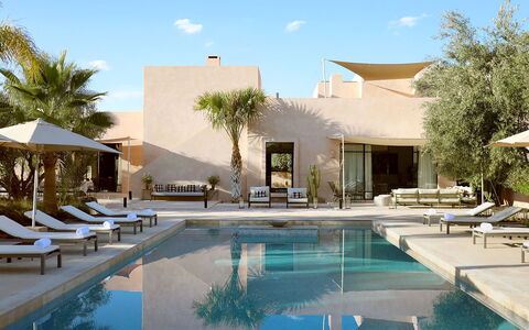 Villa Eleganza: Zwembad, Toevlucht, Buitenmeubels, Ligstoel, Landgoed, Schaduw, Paraplu, Hacienda, Villa, Landscaping