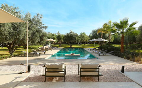 Villa Eleganza: Zwembad, Reflectie, Tuin, Toevlucht, Schaduw, Landgoed, Buitenmeubels, Landscaping, Reflecting Pool, Vijver