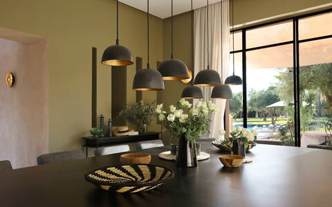 Villa Eleganza: Meubilair, Interieur Ontwerp, Lichte Inrichting, Tafel, Kroonluchter, Stoel, Keuken En Eettafel, Verlichting, Plafond, Eetkamer