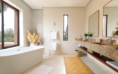 Villa Eleganza: Interieur Ontwerp, Muur, Flooring, Loodgieterswerkinrichting, Verdieping, Badkamer, Verlichting, Huis, Loodgieter, Plafond