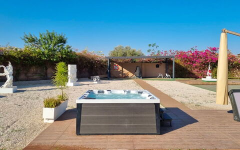 Villa Jamalu: Zwembad, Samengesteld Materiaal, Vrije Tijd, Schaduw, Buitenmeubels, Beton, Bloempot, Tuin, Toevlucht