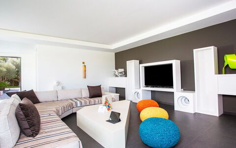 Villa Jamalu: Meubilair, Interieur Ontwerp, Flooring, Verdieping, Plafond, Appartement, Woonkamer, Huis, Televisie, Kamer